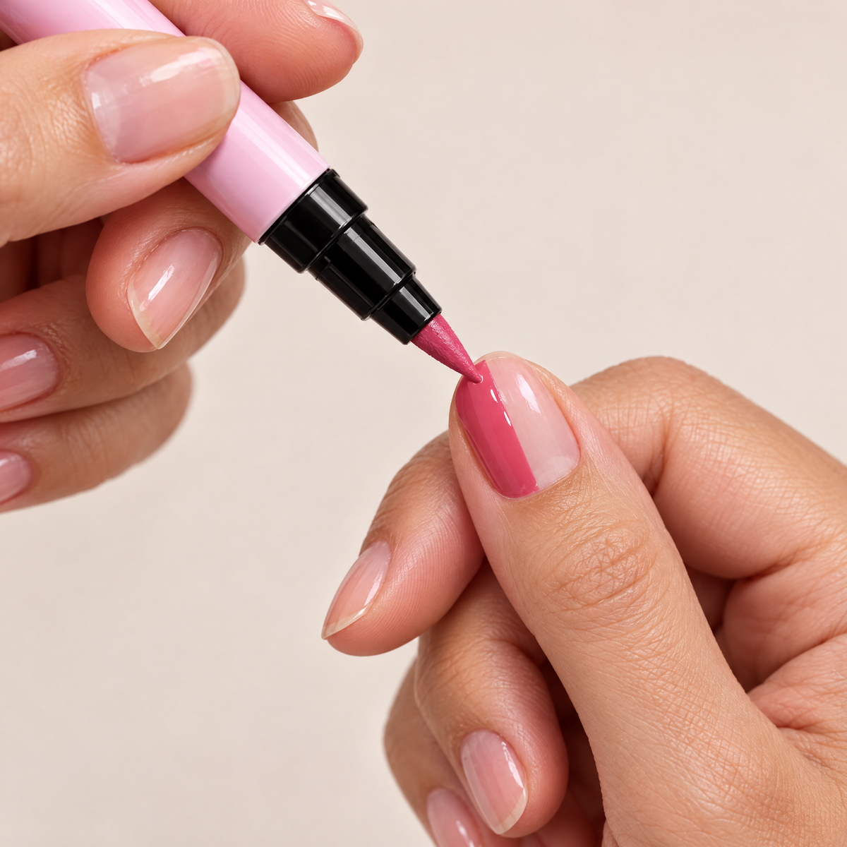 Aplicando el esmalte en rotulador con punta de precisión